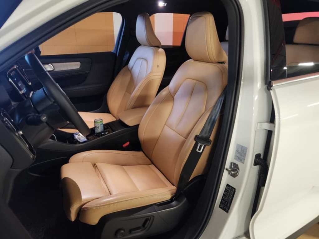 볼보 XC40 B4 AWD 인스크립션 이미지 5