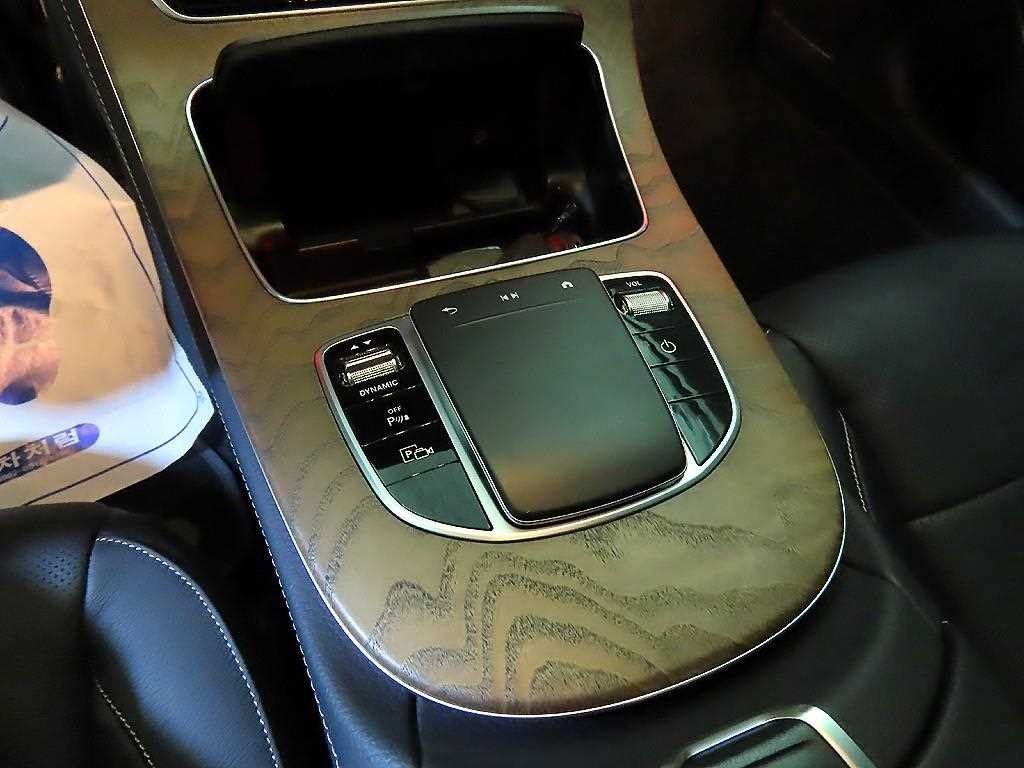 벤츠 E 클래스 E-클래스 W213 E300e 4MATIC 익스클루시브 이미지 14