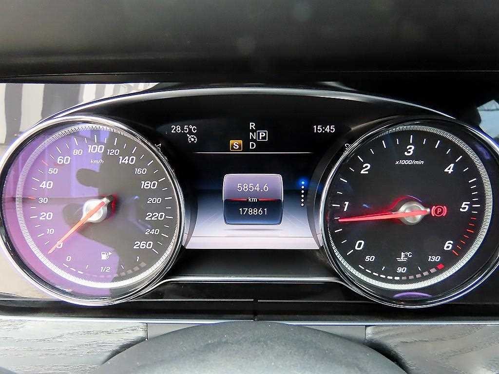 벤츠 E 클래스 E-클래스 W213 E220d 카브리올레 이미지 14