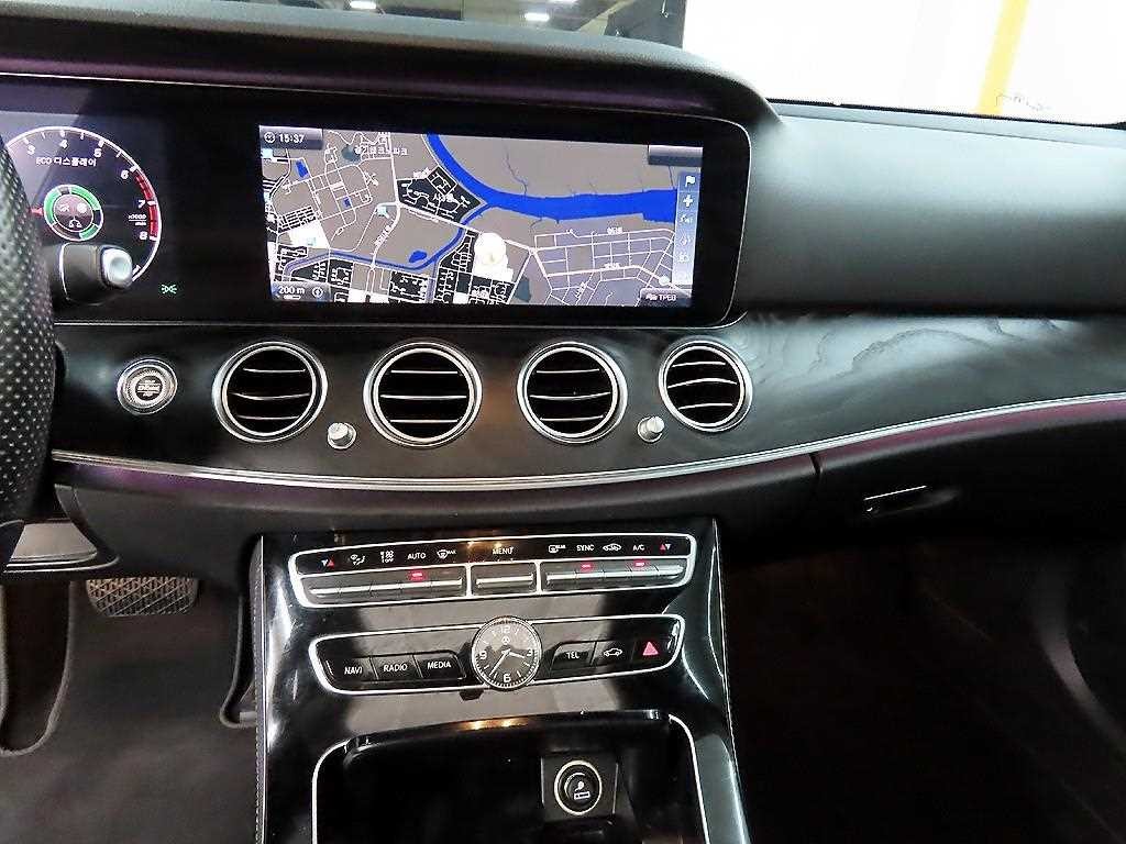 벤츠 E 클래스 E-클래스 W213 E300 아방가르드 이미지 14