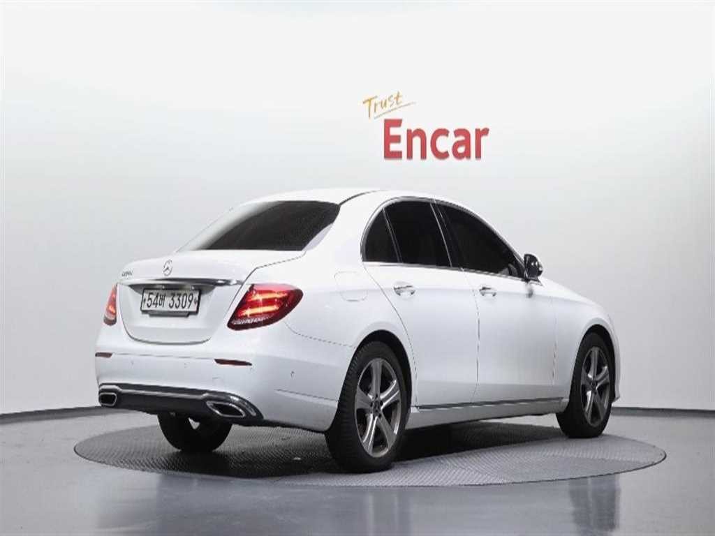 벤츠 E 클래스 E-클래스 W213 E220d 아방가르드 이미지 2