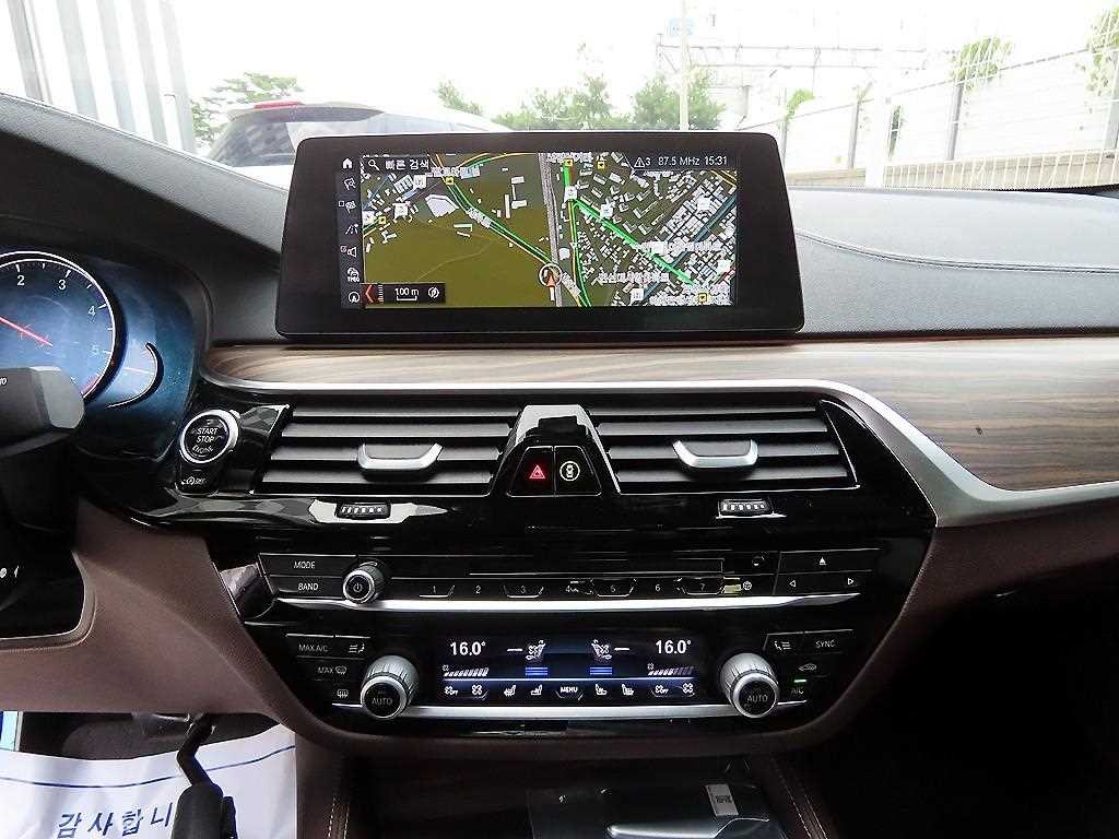 BMW 5시리즈 5시리즈 (G30) 520d M 스포츠 플러스 이미지 12