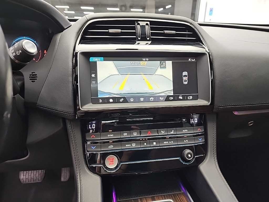 재규어 F-PACE 20d 포트폴리오 이미지 10