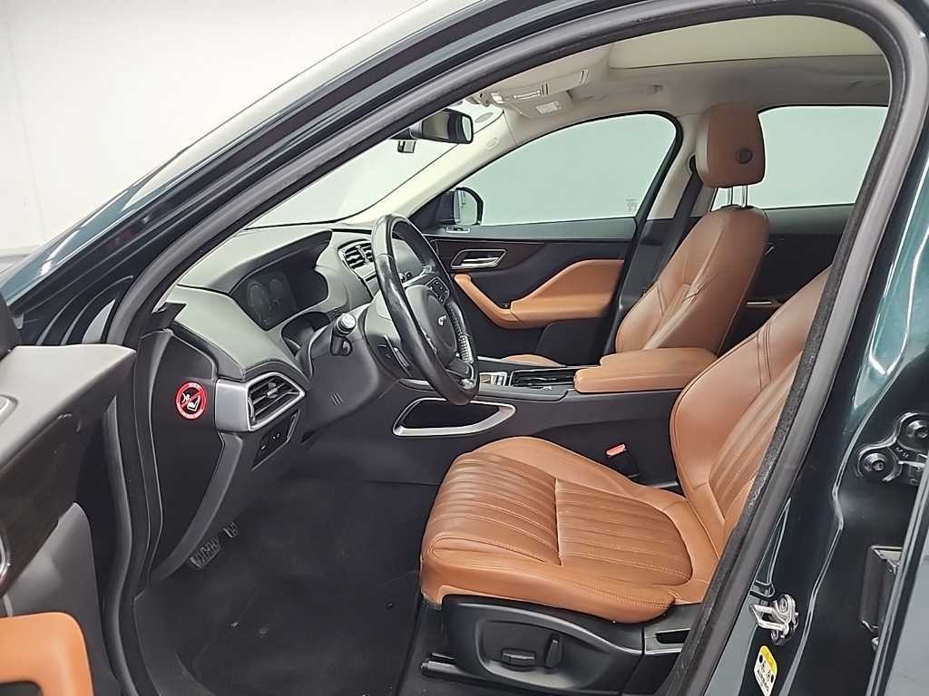 재규어 F-PACE 20d 포트폴리오 이미지 11