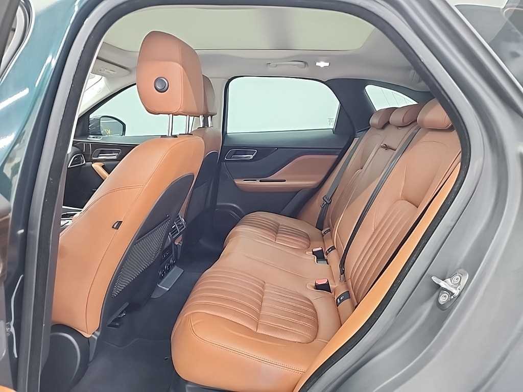 재규어 F-PACE 20d 포트폴리오 이미지 12