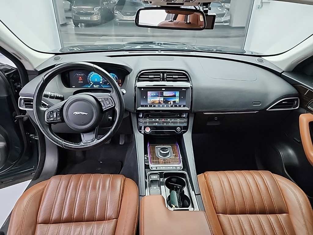 재규어 F-PACE 20d 포트폴리오 이미지 7