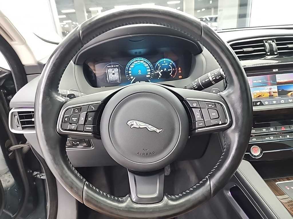 재규어 F-PACE 20d 포트폴리오 이미지 9