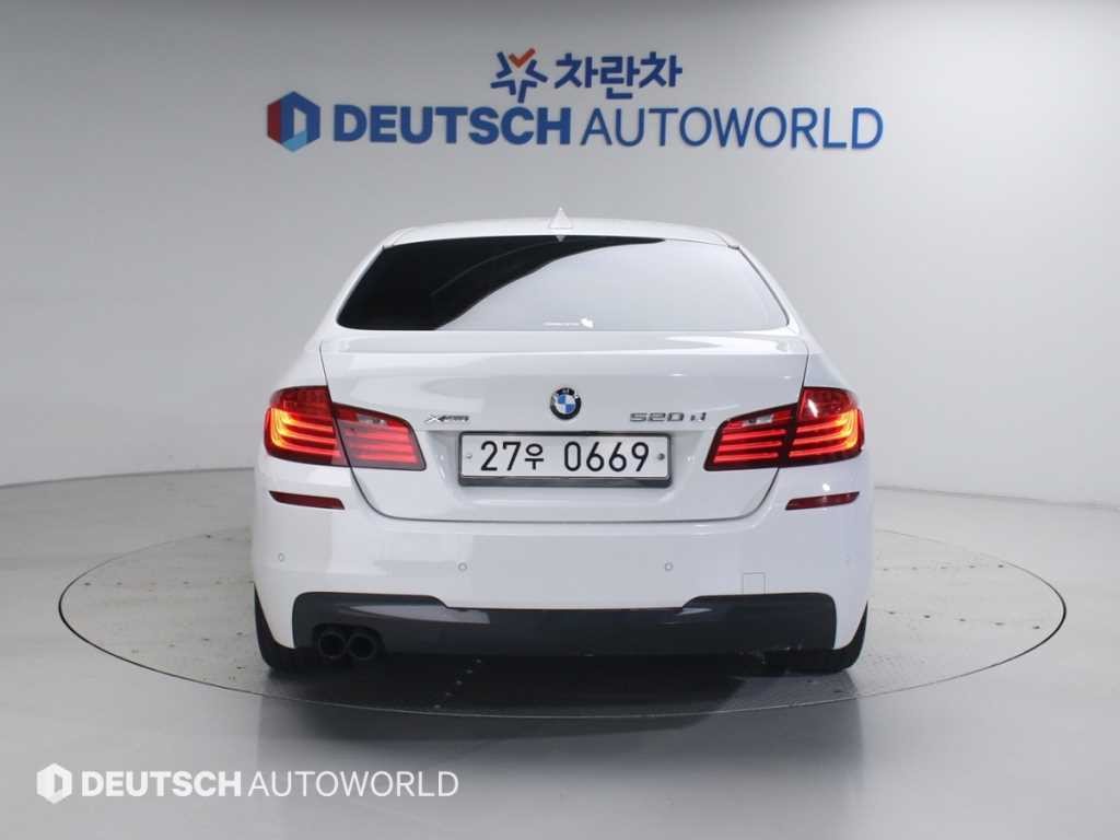 BMW 5시리즈 5시리즈 (F10) 520d xDrive M 에어로다이나믹 이미지 4
