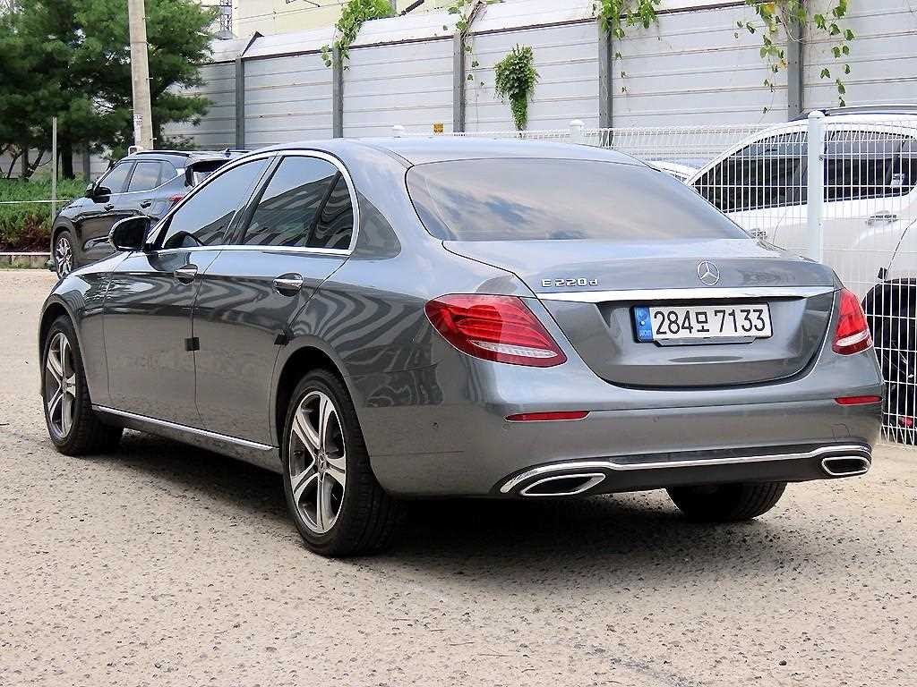 벤츠 E 클래스 E-클래스 W213 E220d 아방가르드 이미지 3