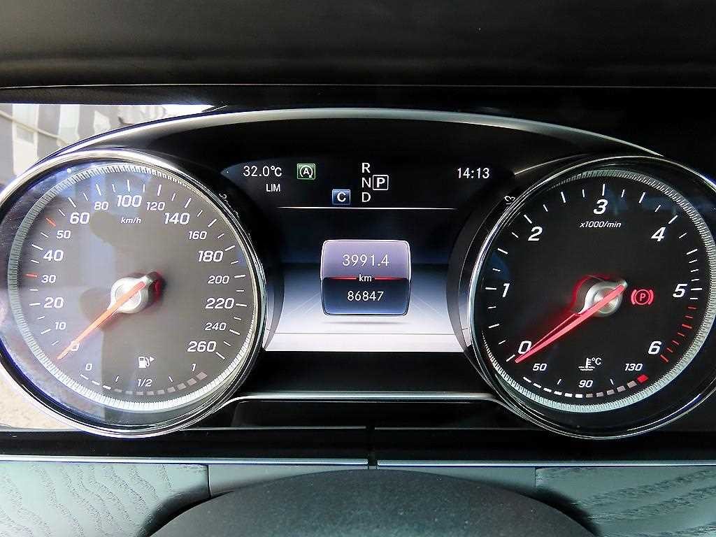 벤츠 E 클래스 E-클래스 W213 E220d 아방가르드 이미지 9