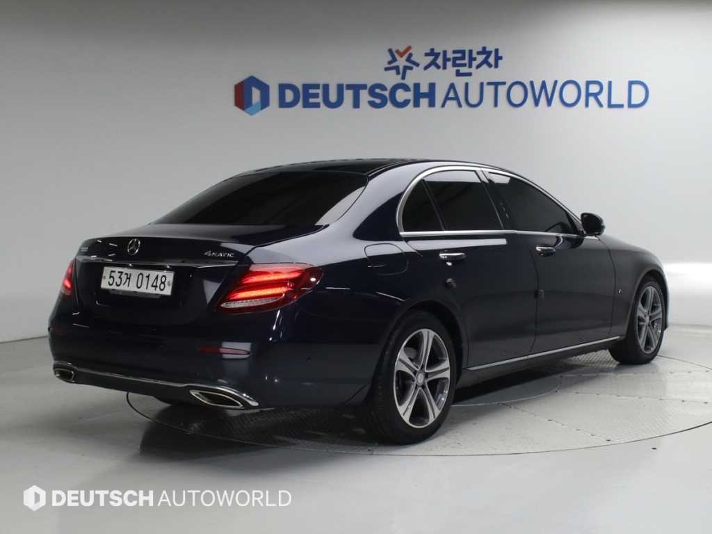 벤츠 E 클래스 E-클래스 W213 E300 4MATIC 아방가르드인텔리전트드라이브 이미지 2