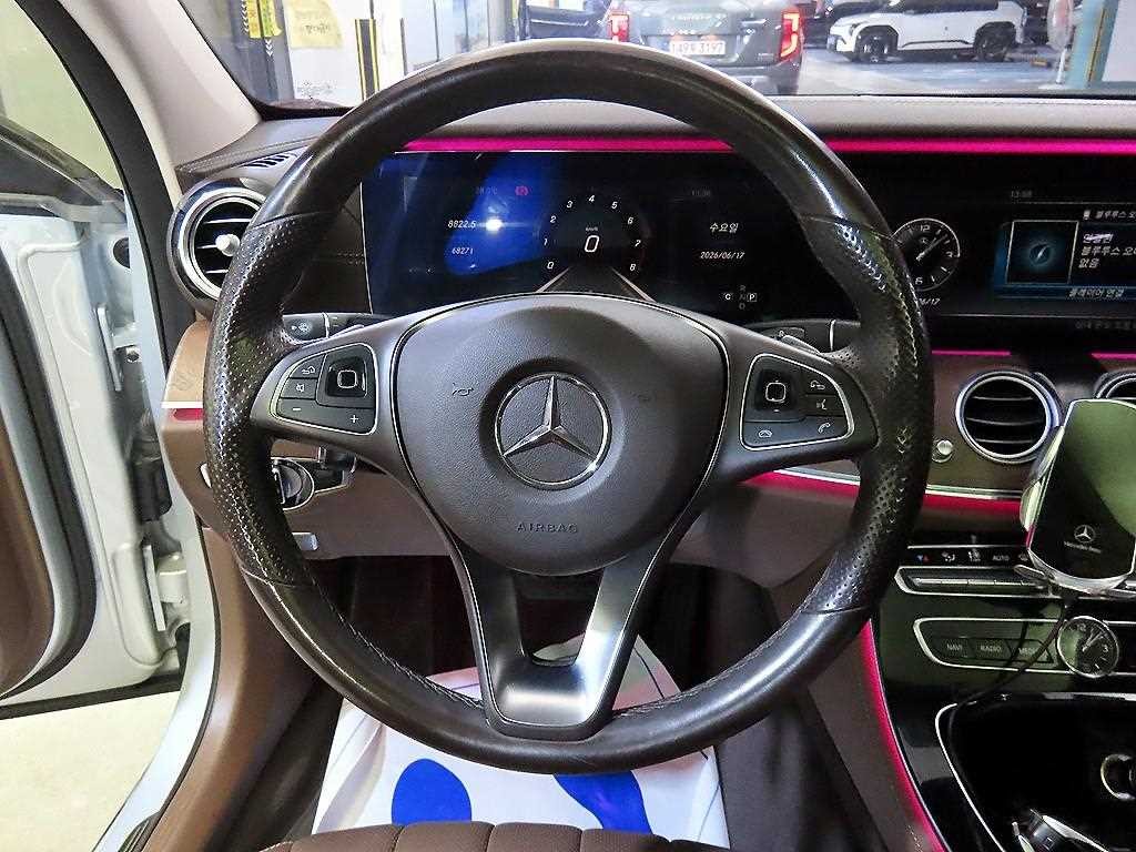 벤츠 E 클래스 E-클래스 W213 E300 4MATIC 익스클루시브 이미지 8