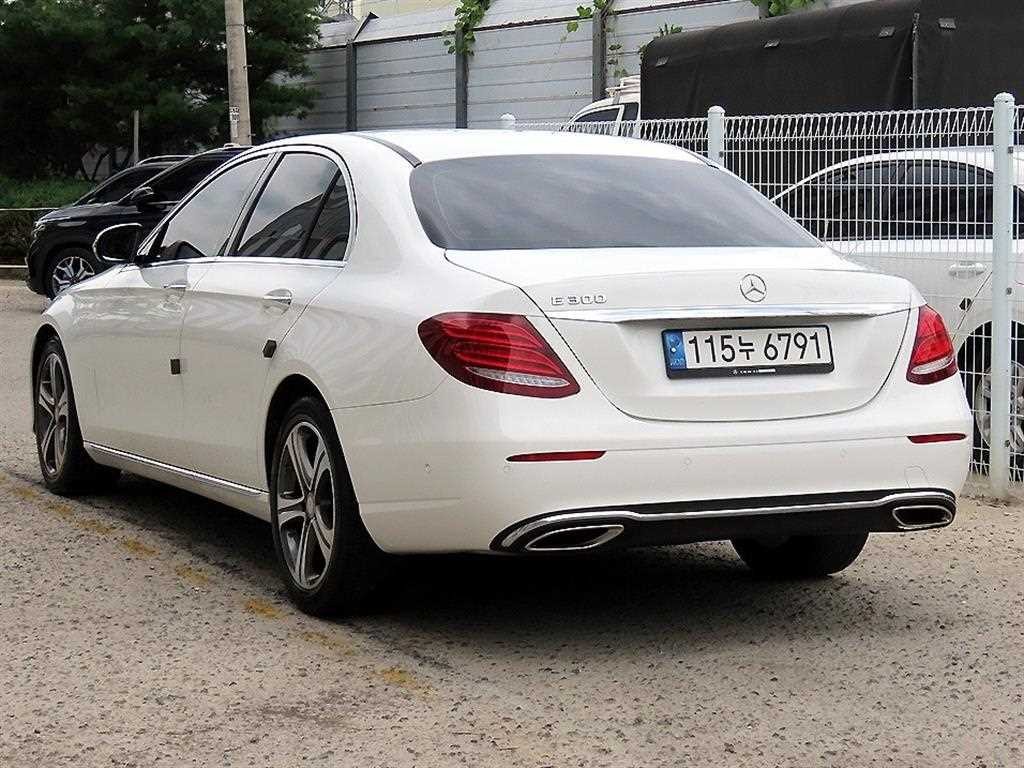 벤츠 E 클래스 E-클래스 W213 E300 아방가르드 인텔리전트 드라이브 이미지 3