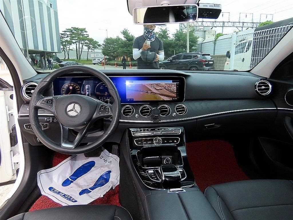 벤츠 E 클래스 E-클래스 W213 E300 아방가르드 인텔리전트 드라이브 이미지 7