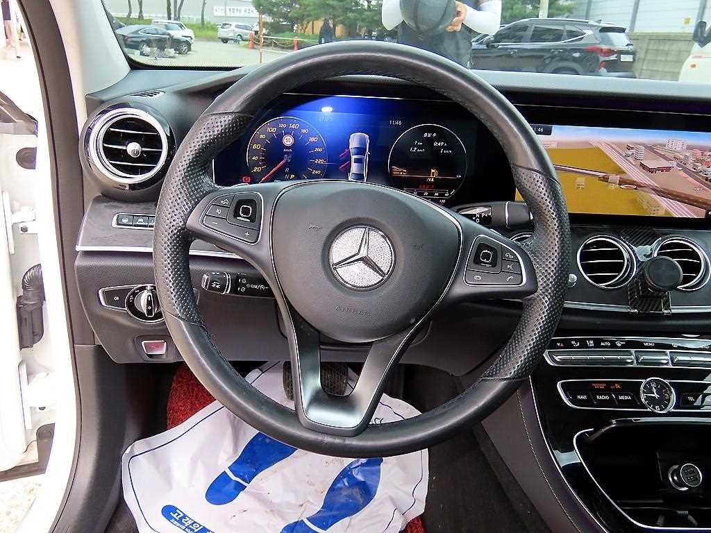 벤츠 E 클래스 E-클래스 W213 E300 아방가르드 인텔리전트 드라이브 이미지 8