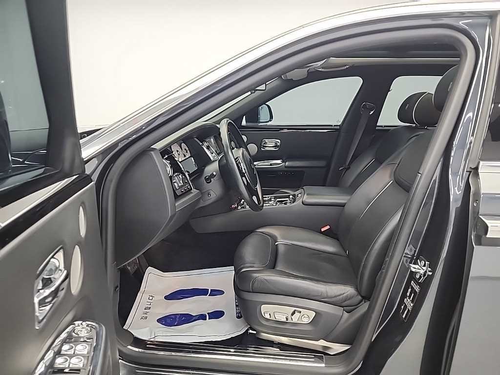 롤스로이스 고스트 6.6 V12 EWB 이미지 11