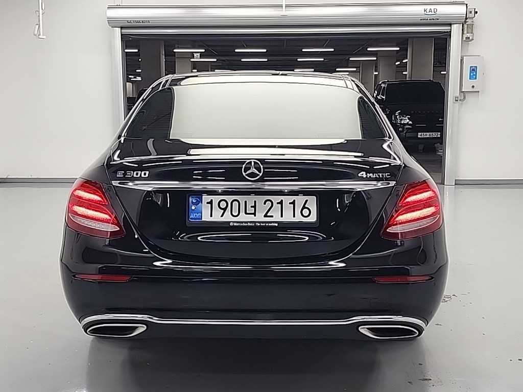 벤츠 E 클래스 E-클래스 W213 E300e 4MATIC 익스클루시브 이미지 3