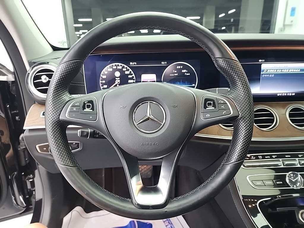 벤츠 E 클래스 E-클래스 W213 E300e 4MATIC 익스클루시브 이미지 9