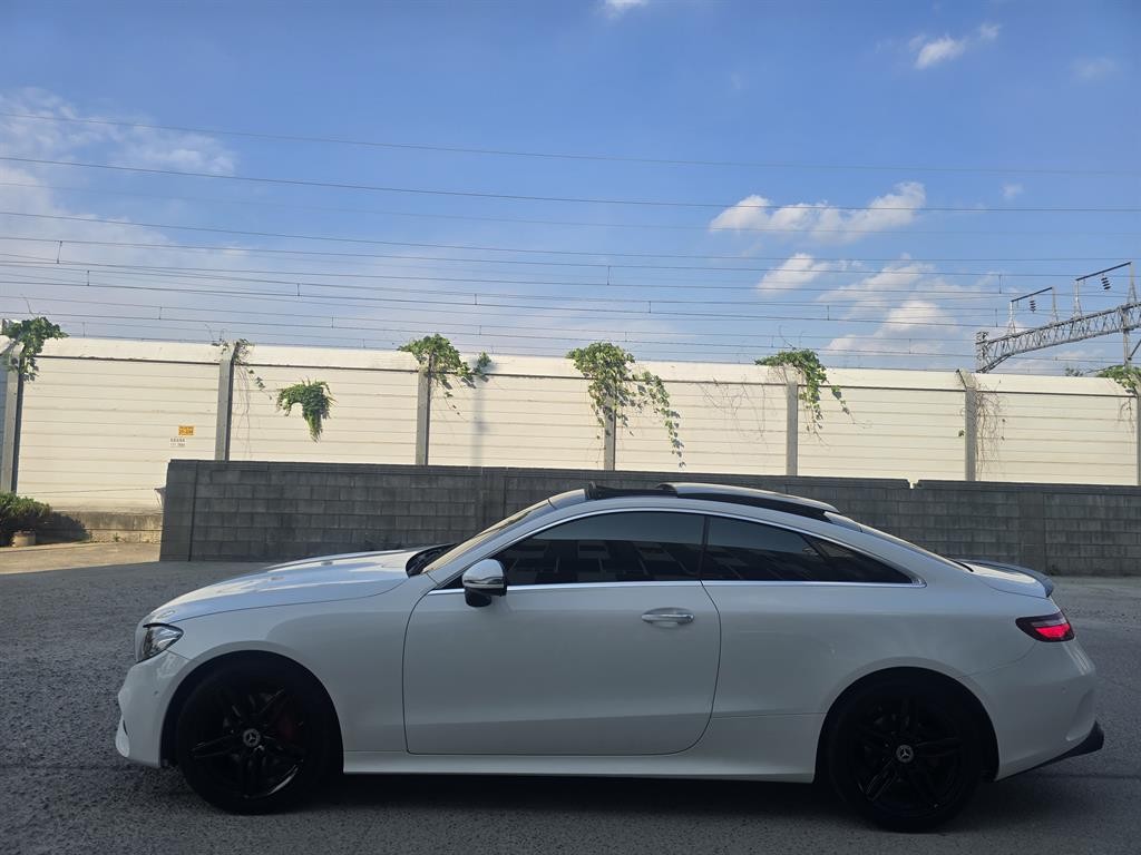 벤츠 E 클래스 E-클래스 W213 E220d 쿠페 이미지 3