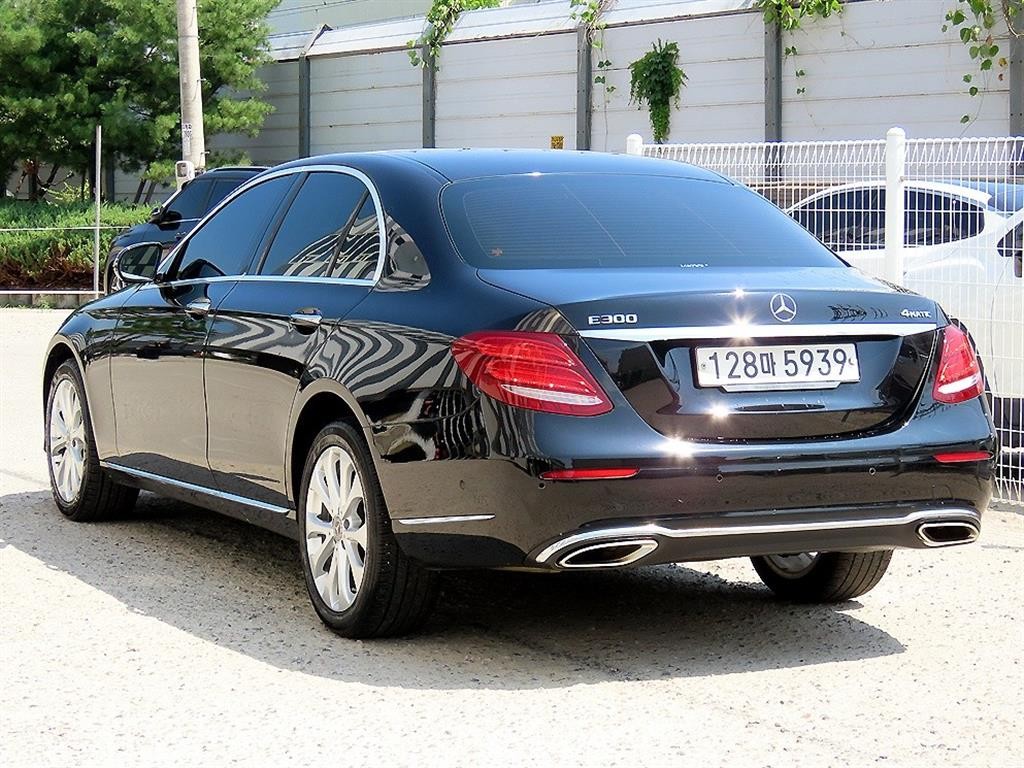 벤츠 E 클래스 E-클래스 W213 E300 4MATIC 익스클루시브 이미지 3