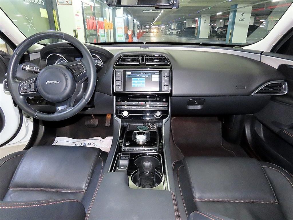재규어 XE 2.0T 프레스티지 이미지 10
