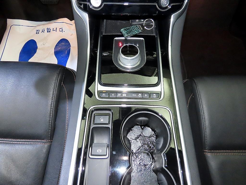 재규어 XE 2.0T 프레스티지 이미지 12