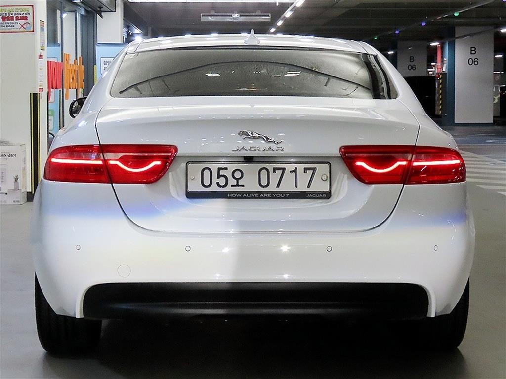 재규어 XE 2.0T 프레스티지 이미지 5
