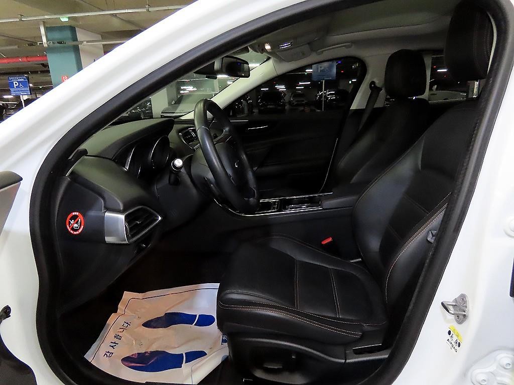 재규어 XE 2.0T 프레스티지 이미지 6