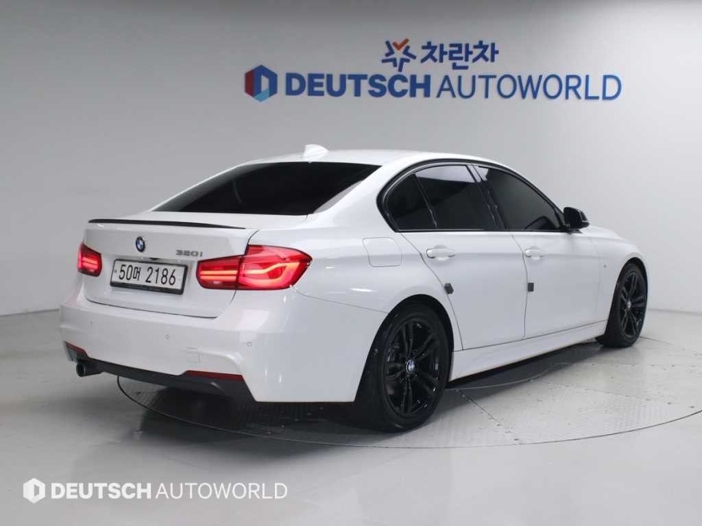 BMW 3시리즈 3시리즈 (F30) 320i M 스포츠 이미지 2