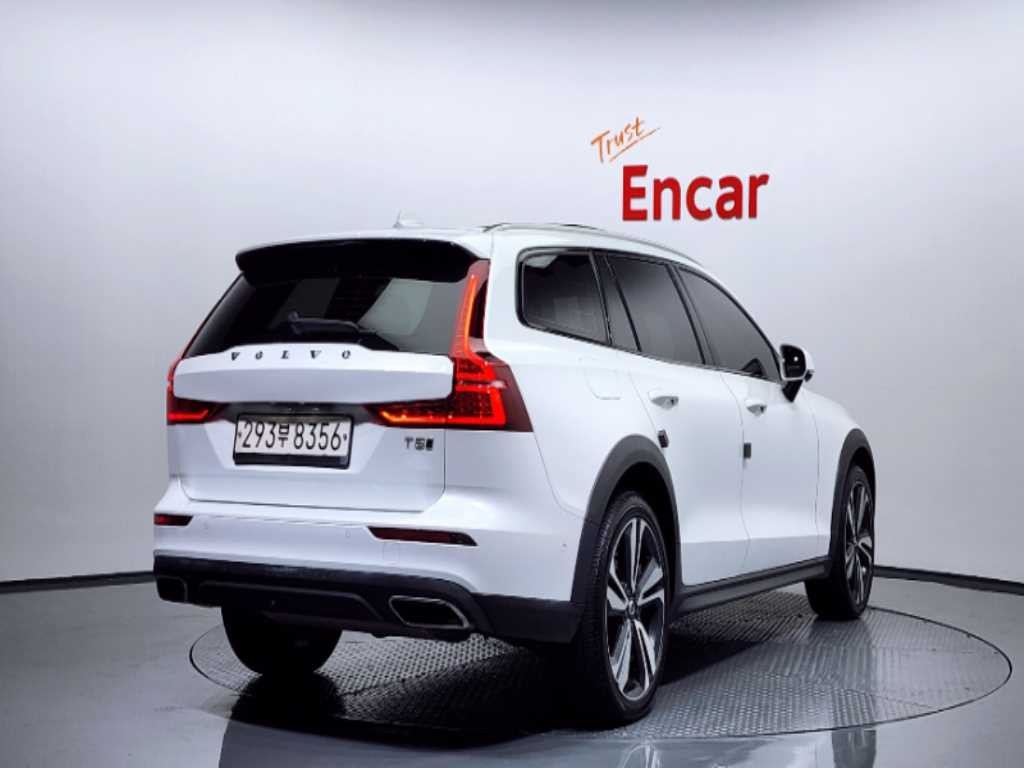 볼보 V60 V60 크로스 컨트리 2세대 2.0 T5 프로 AWD 이미지 2