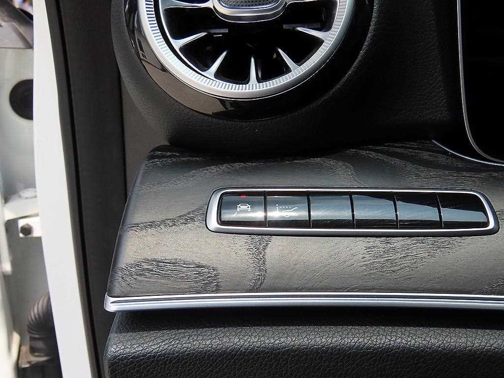 벤츠 E 클래스 E-클래스 W213 E300 4MATIC 아방가르드 이미지 12