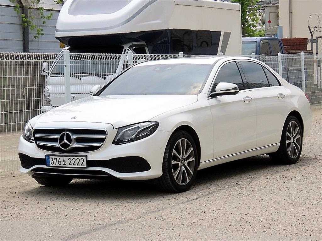 벤츠 E 클래스 E-클래스 W213 E300 4MATIC 아방가르드 이미지 2