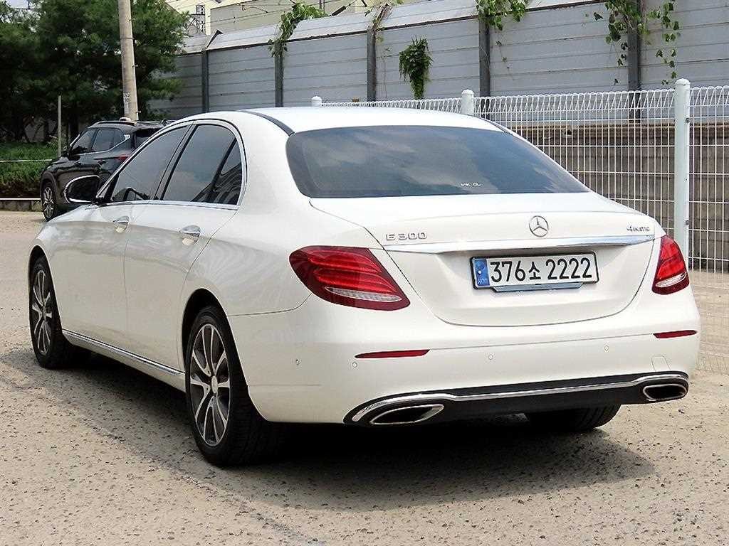벤츠 E 클래스 E-클래스 W213 E300 4MATIC 아방가르드 이미지 3