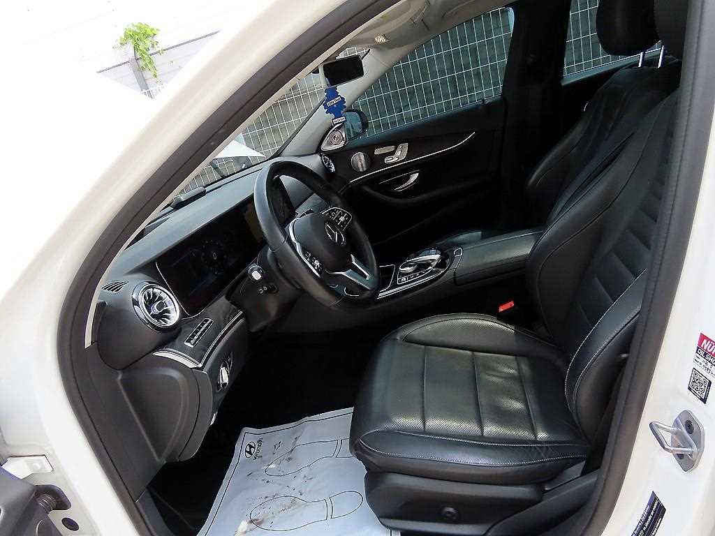 벤츠 E 클래스 E-클래스 W213 E300 4MATIC 아방가르드 이미지 5
