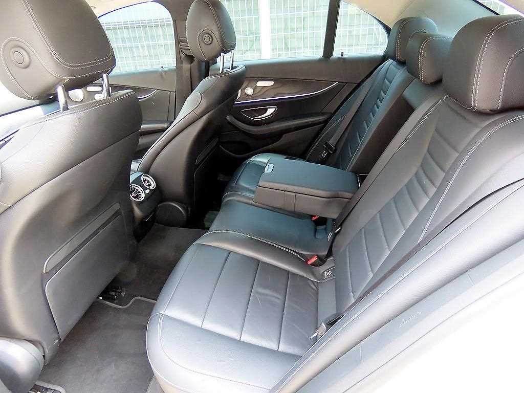 벤츠 E 클래스 E-클래스 W213 E300 4MATIC 아방가르드 이미지 6