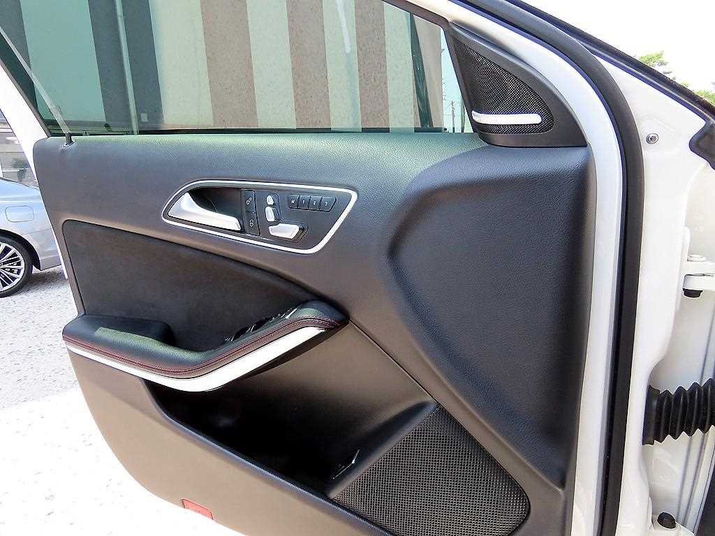 벤츠 GLA 클래스 GLA클래스 X156 GLA45 AMG 4MATIC 이미지 11