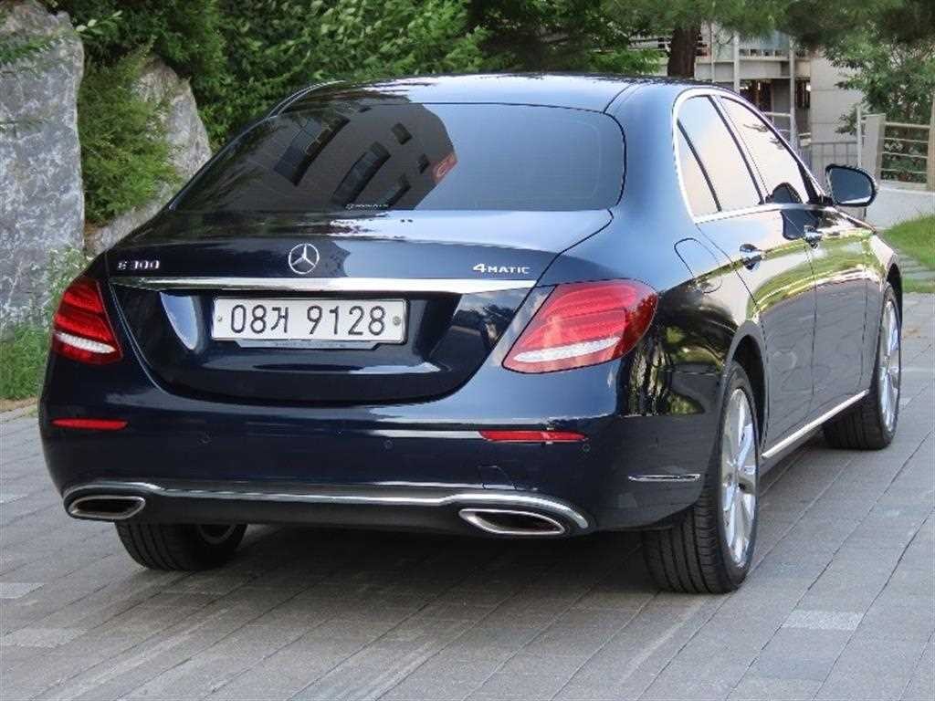 벤츠 E 클래스 E-클래스 W213 E300 4MATIC 아방가르드 이미지 3