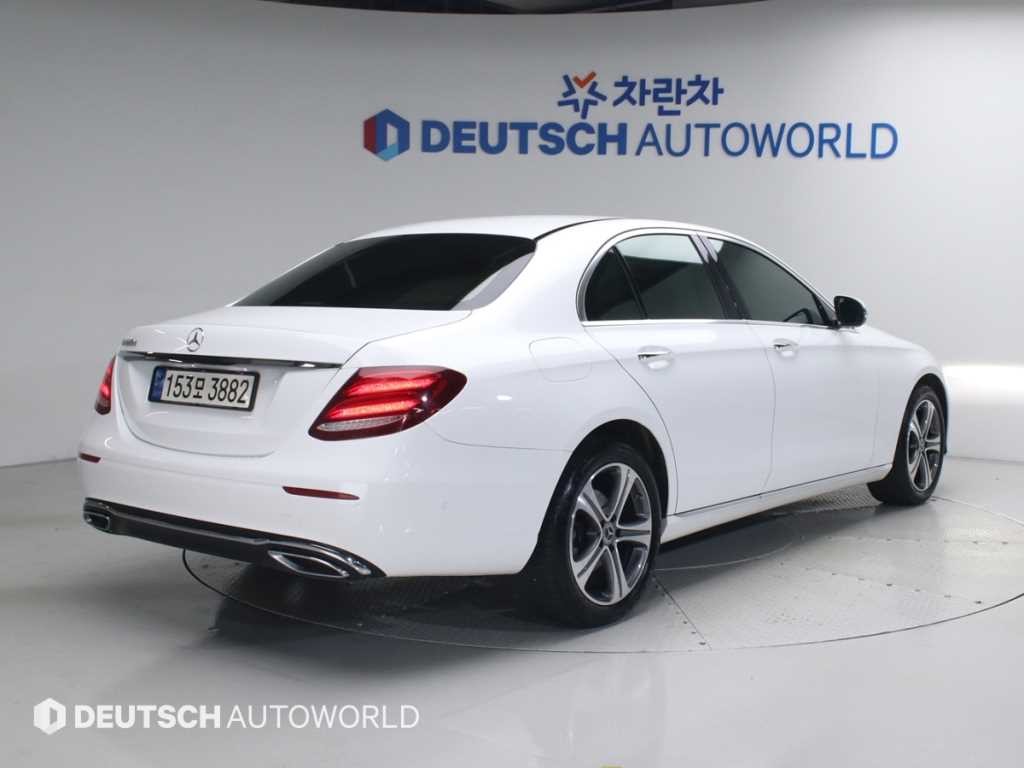벤츠 E 클래스 E-클래스 W213 E220d 아방가르드 이미지 4