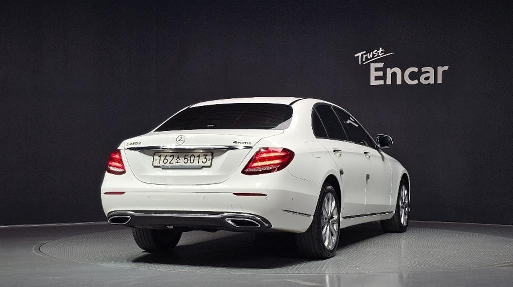벤츠 E 클래스 E-클래스 W213 E220d 4MATIC 익스클루시브 이미지 2