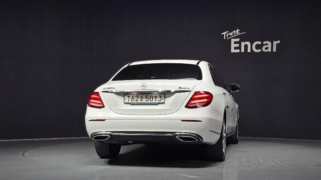 벤츠 E 클래스 E-클래스 W213 E220d 4MATIC 익스클루시브 이미지 4