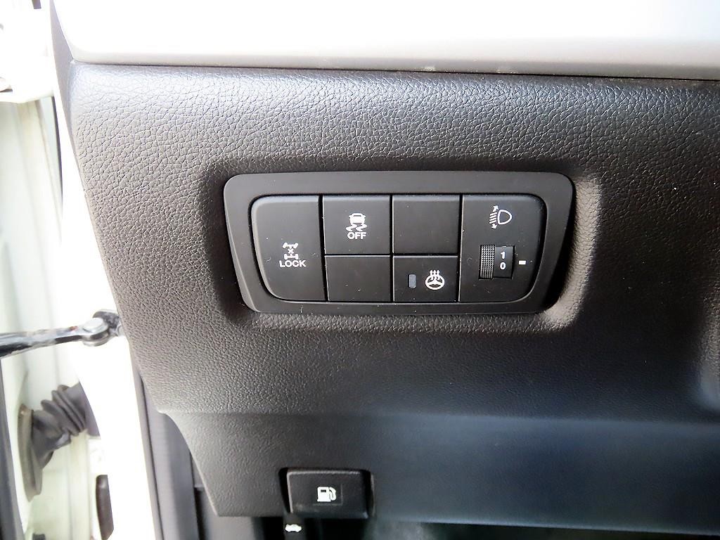 KG모빌리티(쌍용) 코란도 뉴코란도C 4WD 2.2 RX 최고급형 이미지 12