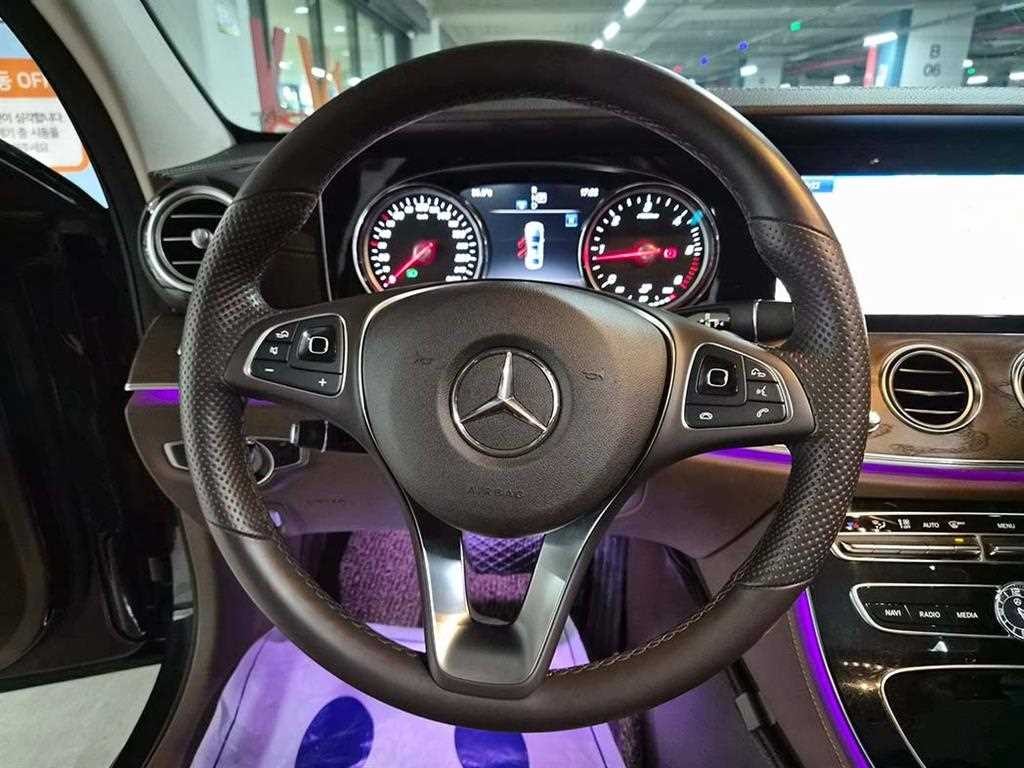벤츠 E 클래스 E-클래스 W213 E220d 4MATIC 익스클루시브 이미지 8