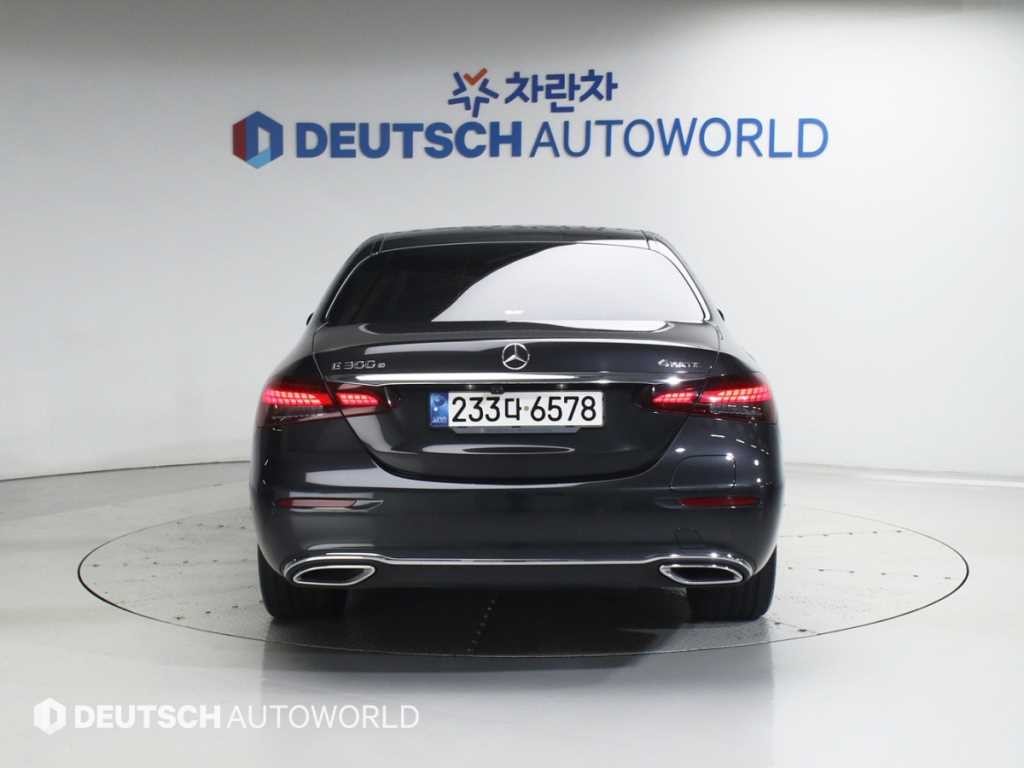 벤츠 E 클래스 E-클래스 W213 E300e 4MATIC 익스클루시브 이미지 4