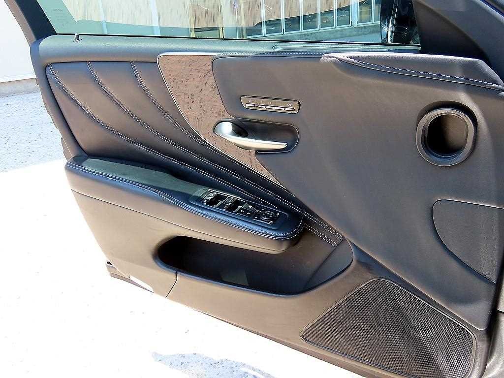 렉서스 LS LS500h 3.5 플래티넘 AWD 이미지 11