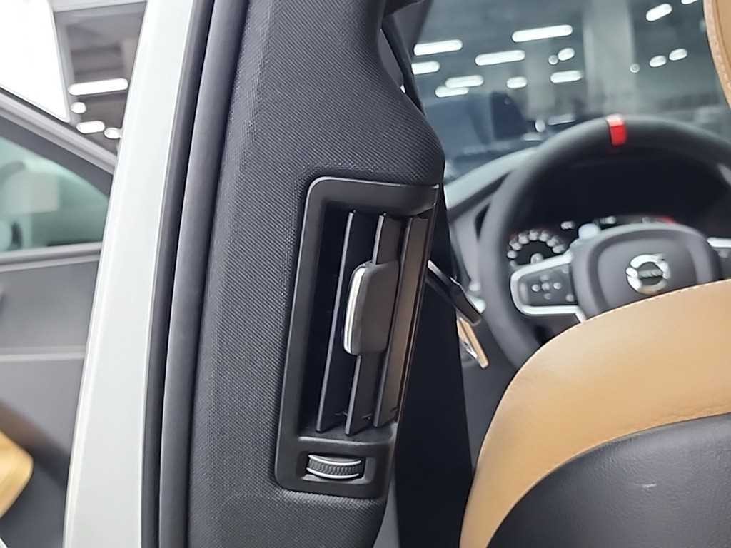 볼보 XC60 XC60(2세대) D5 AWD 모멘텀 이미지 14