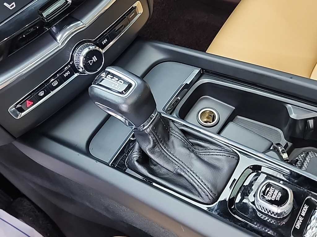 볼보 XC60 XC60(2세대) D5 AWD 모멘텀 이미지 8