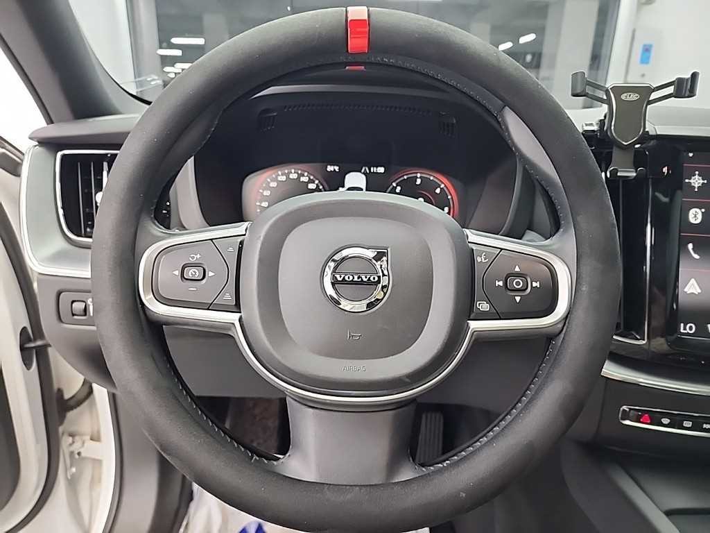 볼보 XC60 XC60(2세대) D5 AWD 모멘텀 이미지 9