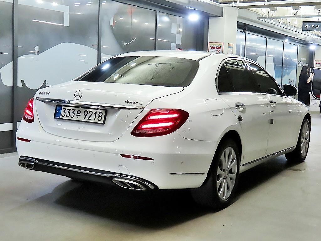 벤츠 E 클래스 E-클래스 W213 E220d 4MATIC 익스클루시브 이미지 4
