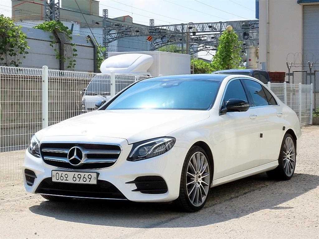 벤츠 E 클래스 E-클래스 W213 E300 4MATIC AMG LINE 이미지 2