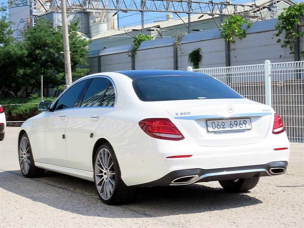 벤츠 E 클래스 E-클래스 W213 E300 4MATIC AMG LINE 이미지 3